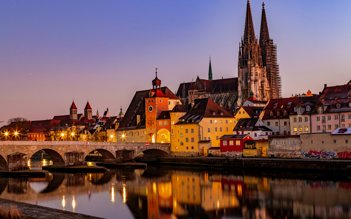 Stadtansicht von Regensburg mit Dom und Steinbrücke am Abend. Regensburg