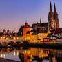 Stadtansicht von Regensburg mit Dom und Steinbrücke am Abend. Regensburg