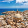 Stadtansicht von Valletta, Malta mit der Kuppel der Karmelitengemeinde und Meer im Hintergrund.
