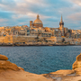 Valletta, Malta Skyline bei Sonnenaufgang, Blick von Sliema über das Meer.
