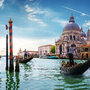 Canal Grande mit Gondeln und der Basilika Santa Maria della Salute in Venedig.