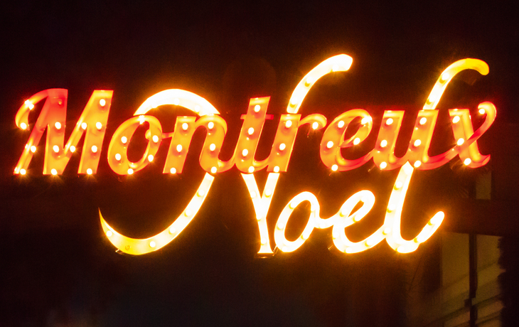 Leuchtendes Montreux Noël Schild bei Nacht.