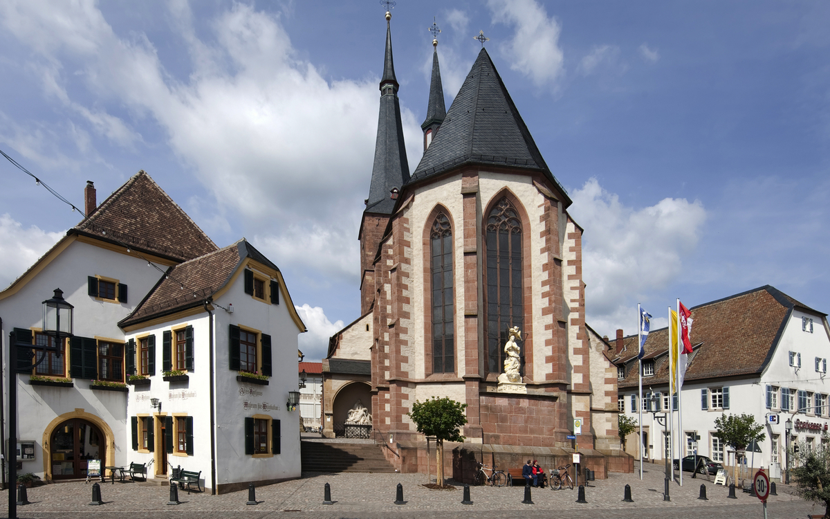 Markplatz von Deidesheim mit Kirche und Rathaus