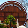 Dürkheimer Riesenfass mit Pflanzen und Sonnenschirmen im Vordergrund.