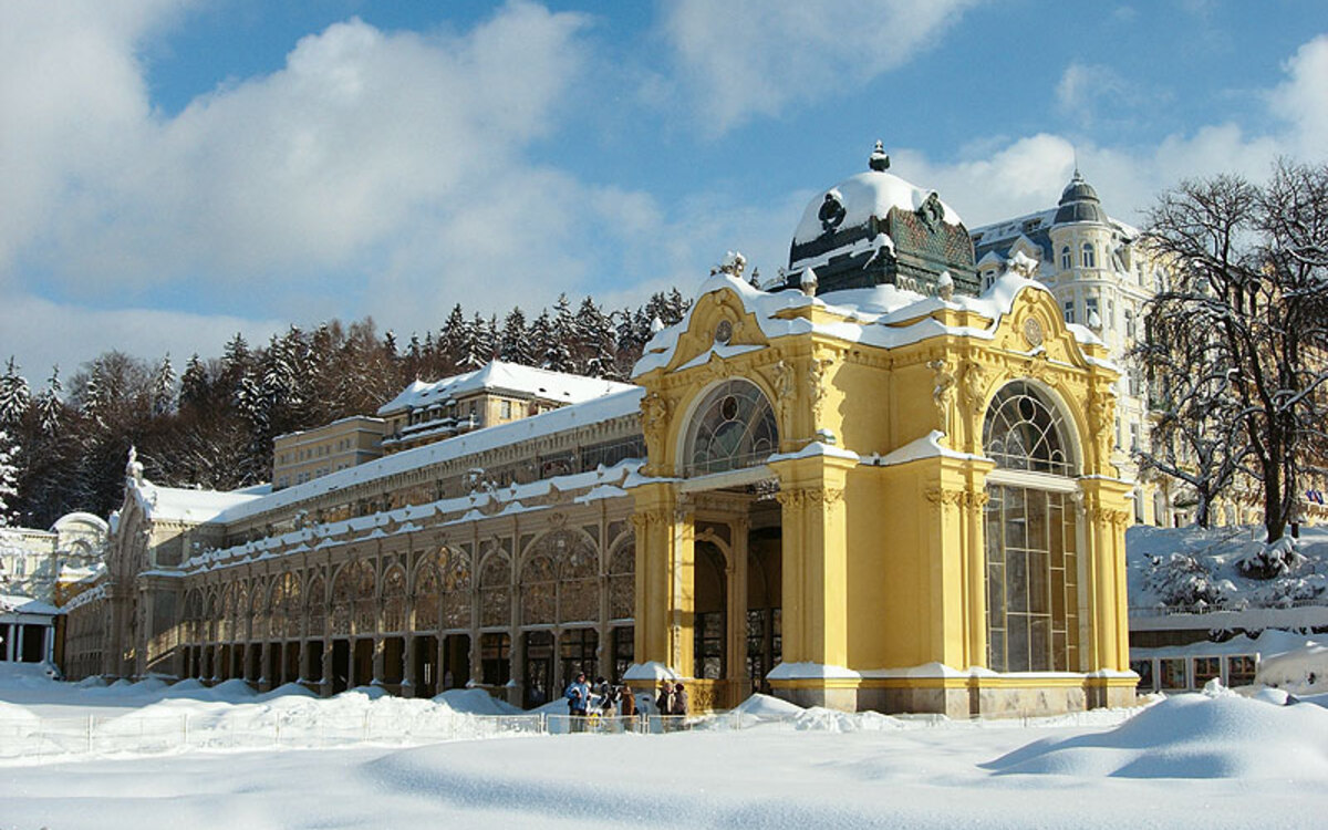  Marienbad Gelbes Gebäude in Mariánské Lázně im Winter, umgeben von Schnee.