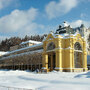  Marienbad Gelbes Gebäude in Mariánské Lázně im Winter, umgeben von Schnee.
