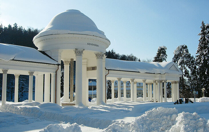  Marienbad Schneebedeckte Kolonnade in einer Winterlandschaft