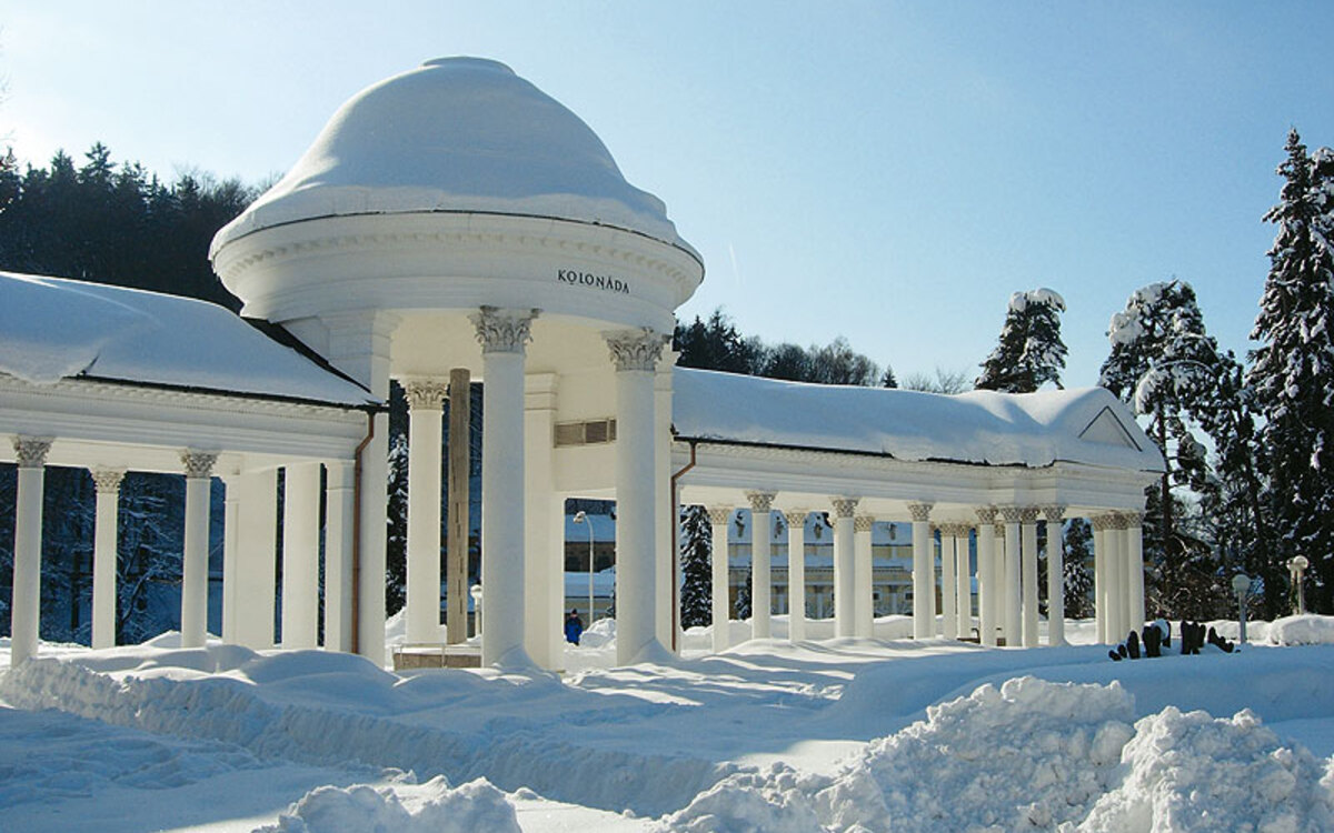  Marienbad Schneebedeckte Kolonnade in einer Winterlandschaft
