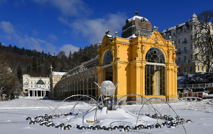  Marienbad Kurhalle mit Brunnen in Marienbad, Westböhmen, Tschechische Republik im Winter mit Schnee.