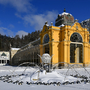  Marienbad Kurhalle mit Brunnen in Marienbad, Westböhmen, Tschechische Republik im Winter mit Schnee.