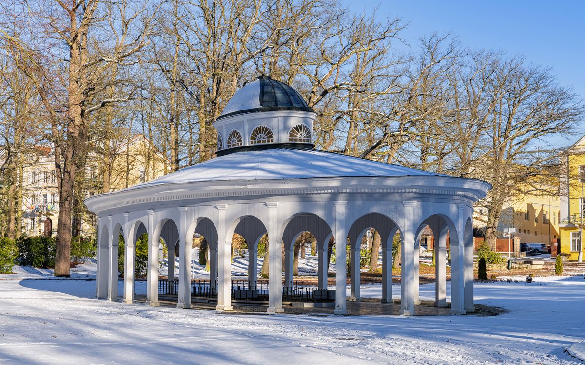 Franzensbad Pavillon der Mineralwasserquelle im verschneiten Kurpark von Franzensbad, Tschechien, im Winter.