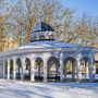 Franzensbad Pavillon der Mineralwasserquelle im verschneiten Kurpark von Franzensbad, Tschechien, im Winter.