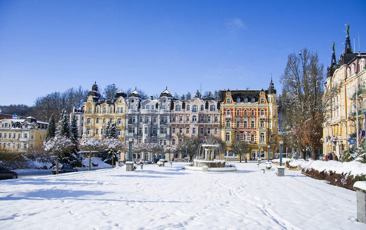  Marienbad Verschneite europäische Stadt mit historischen Gebäuden im Winter.