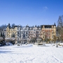  Marienbad Verschneite europäische Stadt mit historischen Gebäuden im Winter.