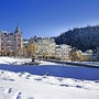  Marienbad Winterliche Ansicht einer Stadt mit historischen Gebäuden und schneebedeckten Bäumen.