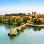 Stadtansicht von Avignon mit mittelalterlicher Brücke und Fluss.