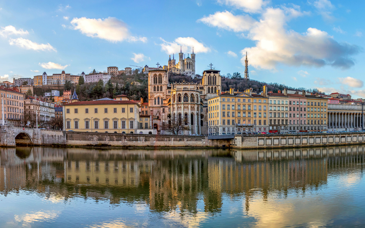 Panorama von Lyon mit der Basilika Notre-Dame de Fourvière und der Saône.