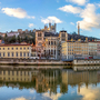 Panorama von Lyon mit der Basilika Notre-Dame de Fourvière und der Saône.