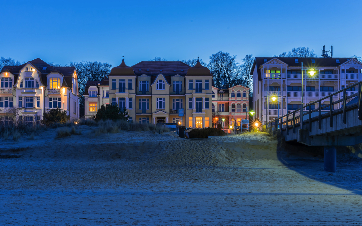 Bansin Küstenhäuser und Promenade bei Nachtbeleuchtung.