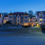 Bansin Küstenhäuser und Promenade bei Nachtbeleuchtung.