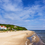 Blick auf den Strand in Bansin auf der Insel Usedom mit der Ostsee und Wohnhäusern im Hintergrund.