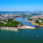 Luftaufnahme des Zusammenflusses von Rhein und Mosel in Koblenz, bekannt als Deutsches Eck.