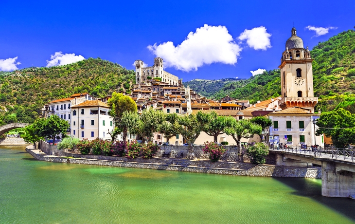 Dolceaqua Mittelalterliche Stadt mit Fluss und Hügeln im Hintergrund bei sonnigem Wetter.