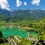 Blick auf den Kalterer See mit Berglandschaft im Hintergrund.