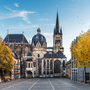 Kirche mit gotischer Architektur und herbstlichen Bäumen im Vordergrund