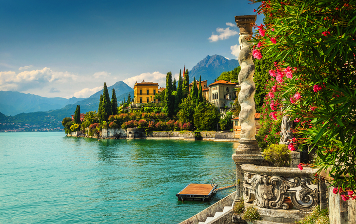 Italienische Villa am Comer See mit Bergen im Hintergrund