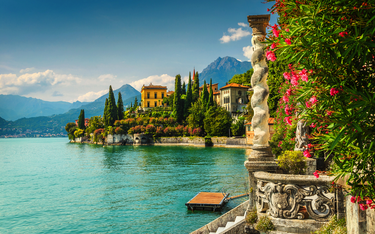 Italienische Villa am Comer See mit Bergen im Hintergrund