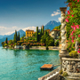 Italienische Villa am Comer See mit Bergen im Hintergrund
