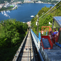 Standseilbahn mit Blick auf einen See und eine Stadt im Hintergrund.