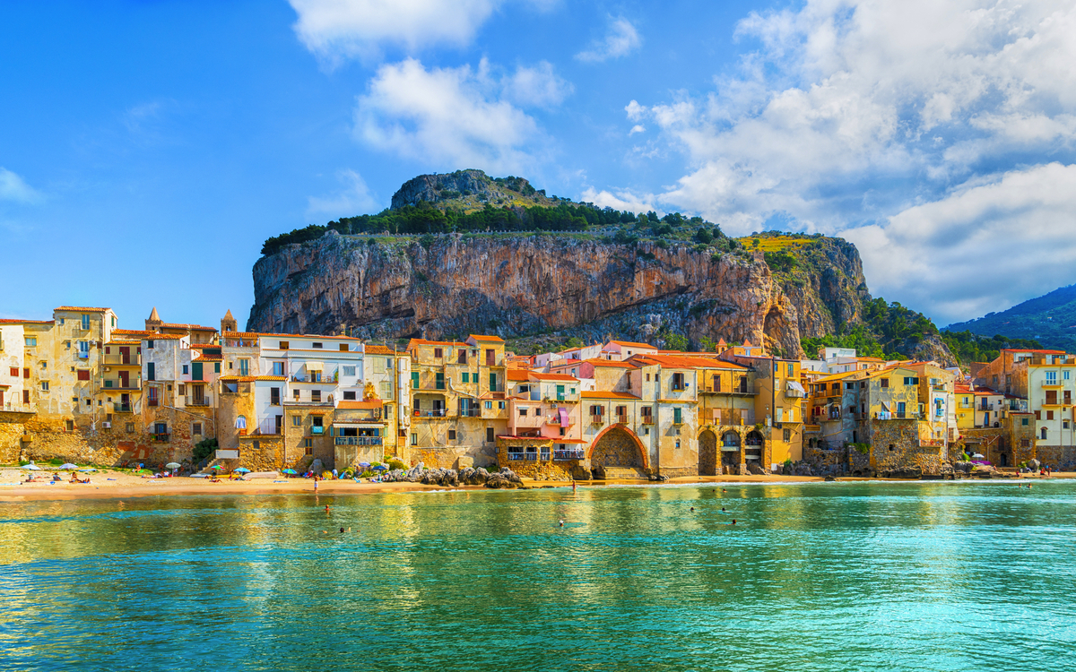 Cefalu - ein mittelalterliches Dorf auf der Insel Sizilien