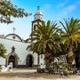 Plaza de las Palmas in Arrecife auf Lanzarote mit Kirchengebäude und Palmen im Vordergrund.
