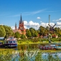 Panoramablick auf den Baumwipfelpfad entlang der bunten Baumkronen in Beelitz-heilstätten