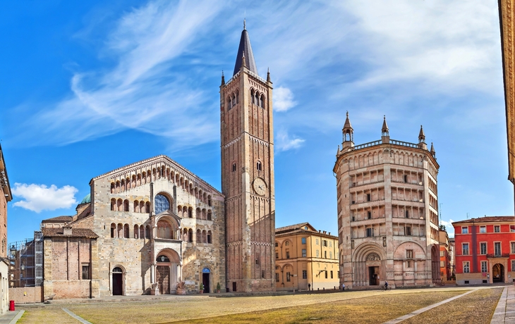 Platz mit historischer Kathedrale und Baptisterium in Parma, Italien.