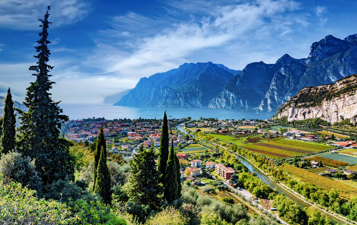 Aussicht auf den Gardasee mit den Orten Torbole, Arco und Riva del Garda umgeben von den Alpen.
