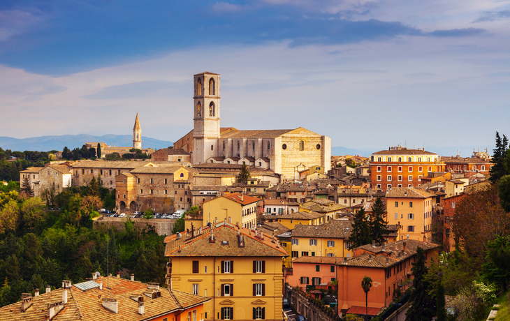 Ansicht der Basilika San Domenico in Perugia mit umliegenden Gebäuden in Umbrien, Italien.