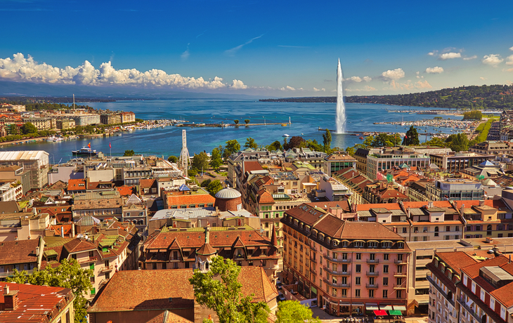 Panorama von Genf mit dem Jet d'Eau und dem Genfersee im Hintergrund.