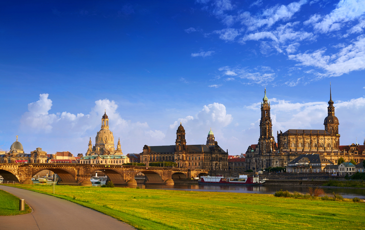 Skyline von Dresden mit Elbe und barocker Architektur bei Sonnenschein.