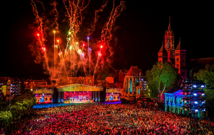 Konzert auf dem Vrijthof Maastricht mit buntem Feuerwerk am Nachthimmel.