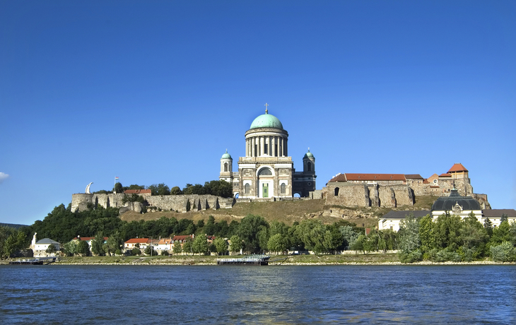 Basilika von Esztergom an einem sonnigen Tag, Fluss im Vordergrund.
