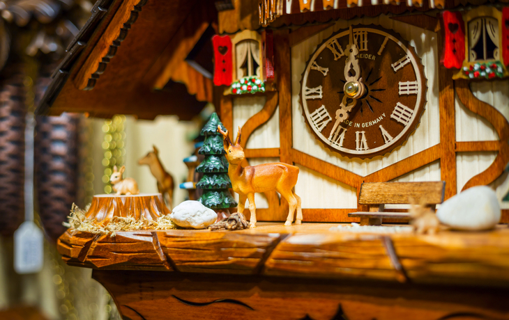 Traditionelle Kuckucksuhr aus dem Schwarzwald in Baden-Württemberg, Deutschland.