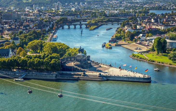 Luftaufnahme des Deutschen Ecks in Koblenz mit Flusslandschaft