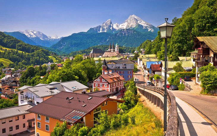 Ansicht von Berchtesgaden in Bayern mit dem Watzmann im Hintergrund, umgeben von den Alpen.