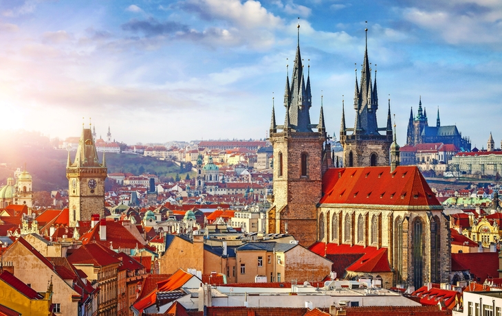 Blick auf die Altstadt von Prag mit historischen Gebäuden und Türmen.