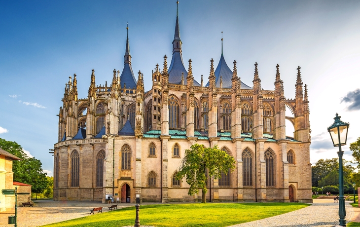 Gotische Kathedrale mit beeindruckender Architektur bei sonnigem Wetter.