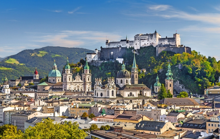 Stadtansicht von Salzburg mit Festung Hohensalzburg im Hintergrund.