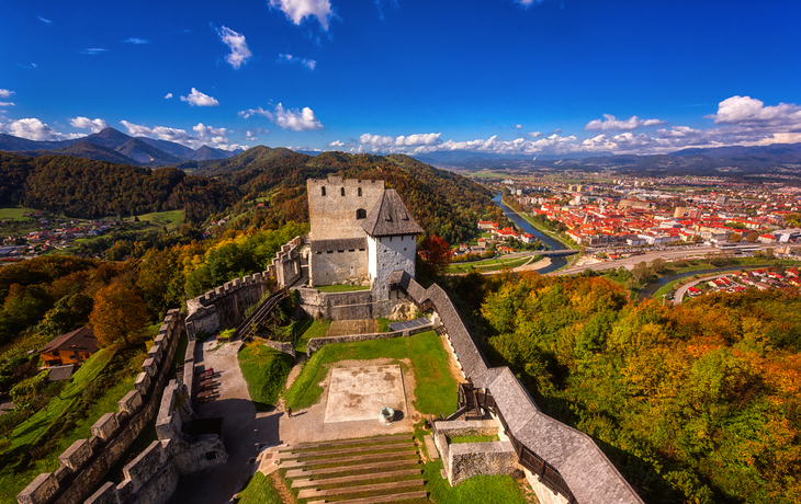Ansicht der alten Burg von Celje in Slowenien, mittelalterliche Festung mit Stadt im Hintergrund
